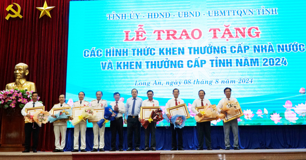 Thừa ủy quyền của Chủ tịch nước, Ủy viên Ban Thường vụ Tỉnh ủy, Phó Chủ tịch UBND tỉnh Long An - Nguyễn Minh Lâm trao Huân chương Lao động và Phó trưởng Ban Tuyên giáo Tỉnh ủy - Huỳnh Văn Thanh tặng hoa cho đại diện tập thể, cá nhân.